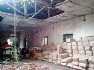 Nutritious diet placed in a rooftop warehouse | छत उडालेल्या गोदामात ठेवला पोषण आहार