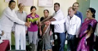 Felicitated Rohini Mulmule and Pallavi Kiram, who came first from the district | जिल्ह्यातून पहिल्या आलेल्या रोहिणी मुलमुले व पल्लवी किरमेचा सत्कार