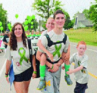 57 miles away with the brother taking the back | भावाला पाठीवर घेऊन ५७ मैलांचा प्रवास 57 miles away with the brother taking the back | भावाला पाठीवर घेऊन ५७ मैलांचा प्रवास