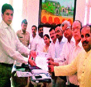 Nucleus community collectors | नाभिक समाजाचे जिल्हाधिकाऱ्यांना साकडे