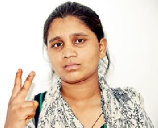 Sugar is also sweet because there is no money for sweets | मिठाईलाही पैसे नसल्याने वाटली साखर