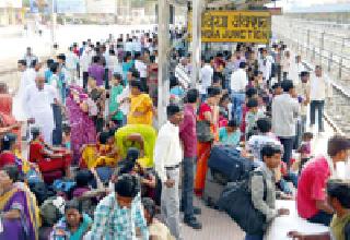 Summer fun train mallal | उन्हाळी हंगामाने रेल्वे मालामाल