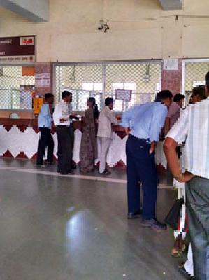 Officials and employees of 'District Watch' | अधिकारी व कर्मचाऱ्यांवर जिल्हाधिकाऱ्यांचा ‘वॉच’