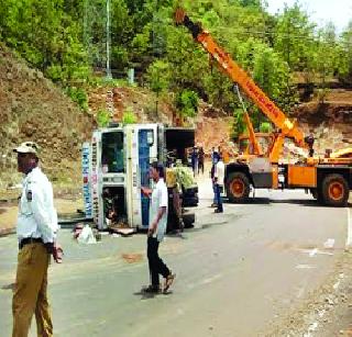 A tanker filled with gasoline turned into a whistle in the casket area | पेट्रोल भरलेला टँकर कशेडी घाटात उलटला