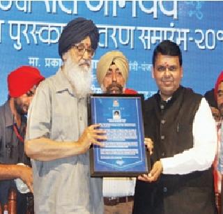 Maharashtra's Prof. Jai Nayu | महाराष्ट्रातील प्राध्यापकांना पंजाबतर्फे ‘जी आया नू’ Maharashtra's Prof. Jai Nayu | महाराष्ट्रातील प्राध्यापकांना पंजाबतर्फे ‘जी आया नू’