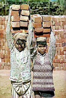 Child labor in thousands in the district | जिल्ह्यात हजारोच्या संख्येत बालमजूर