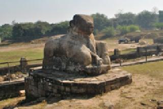 The neglected ancient idol: | दुर्लक्षित प्राचीन मूर्ती :