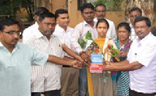 MLAs applauded the achievements of disabled people | आमदारांनी केले अपंग आचलच्या यशाचे कौतुक