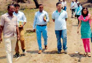 District Collector reviewed the works of the Jalak Shivaras | जिल्ह्याधिकाऱ्यांनी केली जलयुक्त शिवारातील कामांची पाहणी District Collector reviewed the works of the Jalak Shivaras | जिल्ह्याधिकाऱ्यांनी केली जलयुक्त शिवारातील कामांची पाहणी