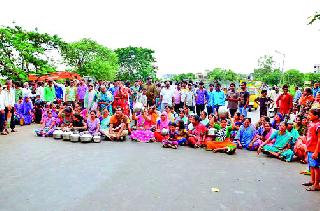 Vitaggaon Pulavar suddenly stop the movement | विहितगाव पुलावर अचानक रास्ता रोको आंदोलन Vitaggaon Pulavar suddenly stop the movement | विहितगाव पुलावर अचानक रास्ता रोको आंदोलन