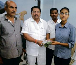 Neha Singh will pick up the education cost of the day | नेहा सिंगच्या शिक्षणाचा खर्च वडेट्टीवार उचलणार