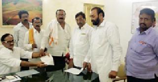 Former MPs presented before resident sub-district | निवासी उपजिल्हाधिकाऱ्यांसमोर मांडल्या माजी खासदारांनी समस्या Former MPs presented before resident sub-district | निवासी उपजिल्हाधिकाऱ्यांसमोर मांडल्या माजी खासदारांनी समस्या