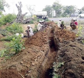 State road displacement due to cable cavity | केबलच्या खोदकामामुळे राज्य मार्गाची दुरवस्था