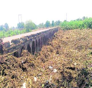 Shipyard on river bank | नदीकाठावरील शेतजमीन खरडली