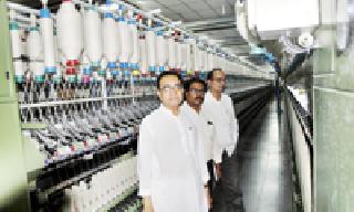 Start of Priyadarshini Yarn Mill in the fire | आगीच्या आघातातून सावरत प्रियदर्शिनी सूत गिरणी सुरू Start of Priyadarshini Yarn Mill in the fire | आगीच्या आघातातून सावरत प्रियदर्शिनी सूत गिरणी सुरू