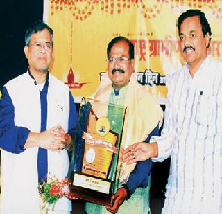 King Mane awarded the Padma | राजा माने यांना पाध्ये पुरस्कार प्रदान King Mane awarded the Padma | राजा माने यांना पाध्ये पुरस्कार प्रदान