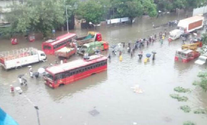 The rain has closed Mumbai | पावसाने केली मुंबई बंद