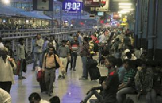 Railway breaks in 'Brake' | रेल्वे वाहतुकीला लागला ‘ब्रेक’ Railway breaks in 'Brake' | रेल्वे वाहतुकीला लागला ‘ब्रेक’