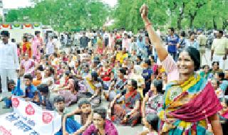 Stop the way for alcoholism | दारुबंदीसाठी रास्ता रोको Stop the way for alcoholism | दारुबंदीसाठी रास्ता रोको