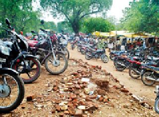 On the parking street: | पार्किंग रस्त्यावर :