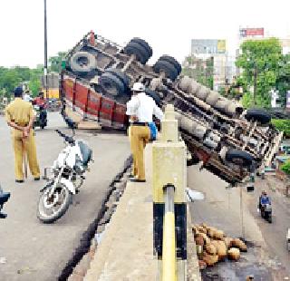 Truck Shock: | ट्रकची धडक :