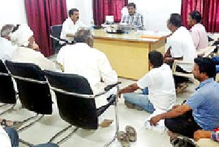 Thats in the tehsil of farmers | शेतकऱ्यांचा तहसीलमध्ये ठिय्या