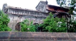 The last moment of measuring the historical castle at Portela | पोर्ला येथील ऐतिहासिक वाडा मोजतोय अखेरची घटका