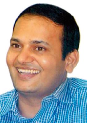 Collector urges on Hindi, Marathi urges | जिल्हाधिकारी हिंदीवर बरसले, मराठीचा आग्रह