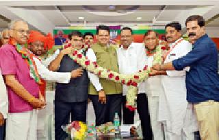 Do not let the workers defeat the ticket! | काम करणाऱ्यांना तिकीट हार घालणाऱ्यांना नाही ! Do not let the workers defeat the ticket! | काम करणाऱ्यांना तिकीट हार घालणाऱ्यांना नाही !