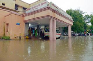 Medical entrance to the water | मेडिकलचे प्रवेशद्वार पाण्यात Medical entrance to the water | मेडिकलचे प्रवेशद्वार पाण्यात