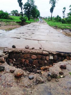 Due to the continuous rainy season life disorder | संततधार पावसाने जनजीवन विस्कळीत