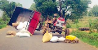 Tractor trolley collapses due to wheels | चाक निखळल्याने ट्रॅक्टर ट्रॉली उलटली :