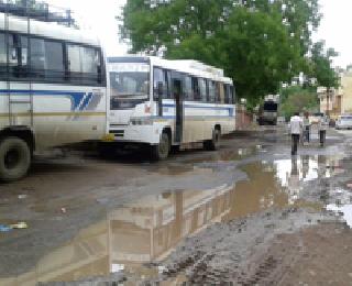 Cursed potholes in the roads in Badnera | बडनेऱ्यातील रस्त्यांना खड्ड्यांचा शाप Cursed potholes in the roads in Badnera | बडनेऱ्यातील रस्त्यांना खड्ड्यांचा शाप