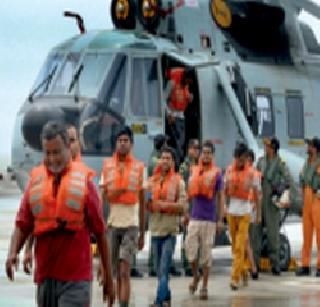 Naval's work to get rid of 20 drowning ships | बुडणाऱ्या जहाजावरील २० जणांची सुखरूप सुटका नौदलाची कामगिरी