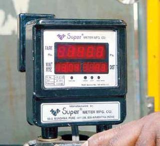 Rickshaw and taxi journey will start in Mumbai tomorrow | मुंबईमध्ये उद्यापासून रिक्षा व टॅक्सीचा प्रवास महागणार Rickshaw and taxi journey will start in Mumbai tomorrow | मुंबईमध्ये उद्यापासून रिक्षा व टॅक्सीचा प्रवास महागणार