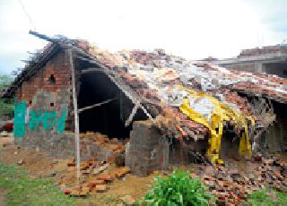 Overcrowded houses collapsed | अतिवृष्टीत घर कोसळले