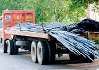 Vehicular traffic may be due to vehicles | वाहनांतून सळाखींची वाहतूक ठरू शकते जीवघेणी