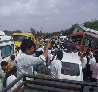 A bus accident near Chalisgaon, 25 people killed | चाळीसगावजवळ बसचा भीषण अपघात, २५ जण ठार A bus accident near Chalisgaon, 25 people killed | चाळीसगावजवळ बसचा भीषण अपघात, २५ जण ठार