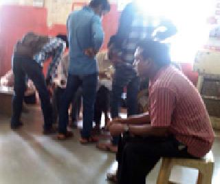 Give a thousand rupees, take the certificate! | हजार रुपये द्या, प्रमाणपत्र घ्या!