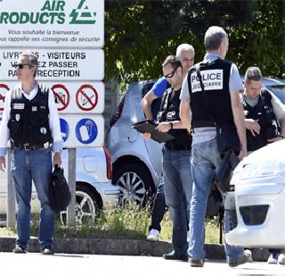 Isis attack in France, death of one | फ्रान्समध्ये इसिसचा हल्ला, एकाचा मृत्यू