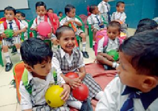 Water in the eyes, songs in the school | डोळ्यात पाणी, शाळेत गाणी