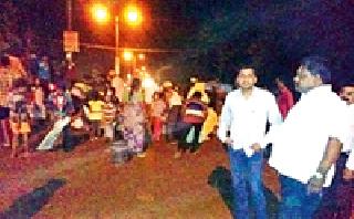 The road taken by the road on the highway. | कारवाईच्या धाकाने महामार्गावरच टाकली रेती!