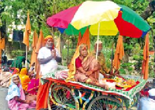 Modern Shravanbas from Pandavari | हातगाडीवरून पंढरीची वारी घडविणारा आधुनिक श्रावणबाळ!