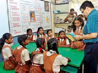 The District Collector has given floral tributes to the children | जिल्हाधिकाऱ्यांनी पुष्प देऊन केले मुलांचे स्वागत