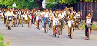 Chimukya's twitter blogs made the school gully | चिमुकल्यांचा किलबिलाटाने शाळा गजबजल्या