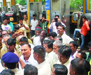 Rickshaw pullers for CNG | सीएनजीसाठी रिक्षाचालकांचा गोंधळ Rickshaw pullers for CNG | सीएनजीसाठी रिक्षाचालकांचा गोंधळ