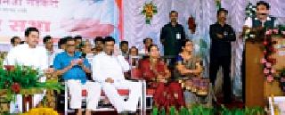 The Congress has put the farmers in a trench | काँग्रेसने शेतकऱ्यांना खाईत लोटले