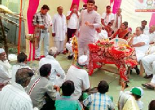 Lead the dishonest workers to the farmers | शेतकऱ्यांशी बेईमानी करणाऱ्यांना हाकलून लावा