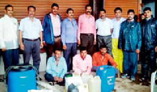 8 lakhs of ammunition seized on the handbill | हातभट्ट्यांवरील धाडीत आठ लाखांचा मुद्देमाल जप्त