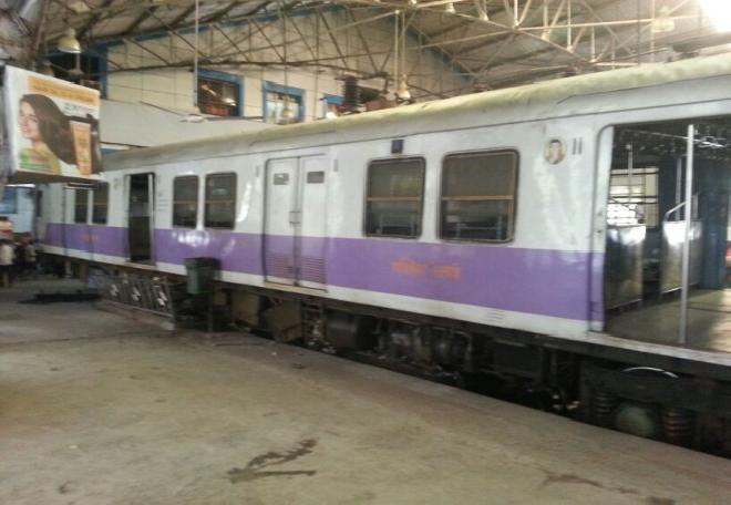 Local train hits Churchgate station | चर्चगेट स्थानकात लोकल प्लॅटफॉर्मला धडकली Local train hits Churchgate station | चर्चगेट स्थानकात लोकल प्लॅटफॉर्मला धडकली